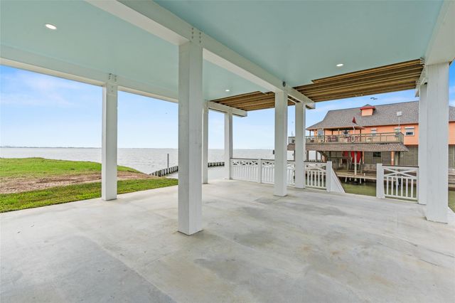 107 Gulf Drive, Tiki Island, TX 77554