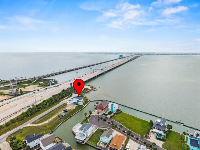 107 Gulf Drive, Tiki Island, TX 77554