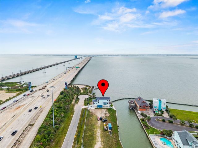 107 Gulf Drive, Tiki Island, TX 77554