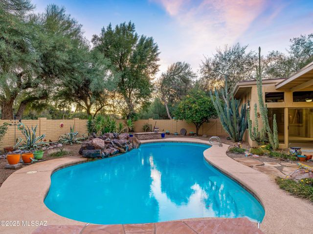 565 W Golf View Drive, Oro Valley, AZ 85737