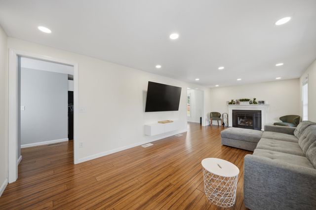 160 Heathrow Avenue, Manchester, NH 03104