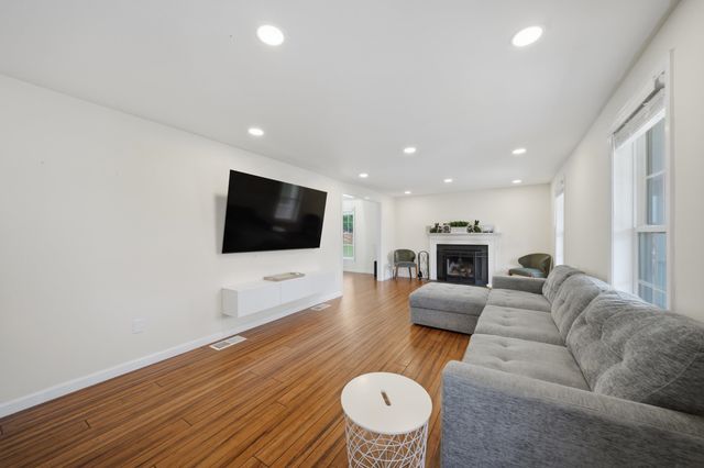 160 Heathrow Avenue, Manchester, NH 03104