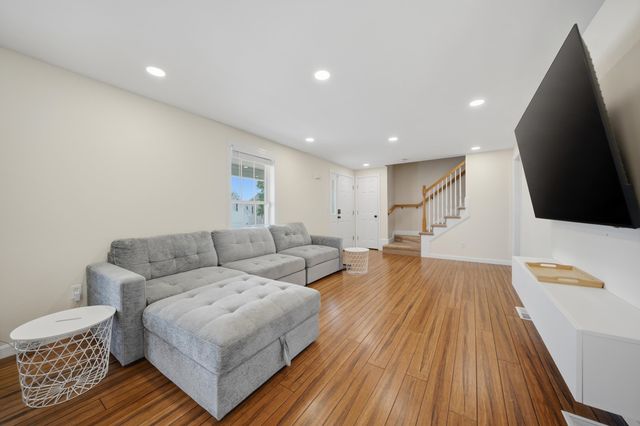 160 Heathrow Avenue, Manchester, NH 03104