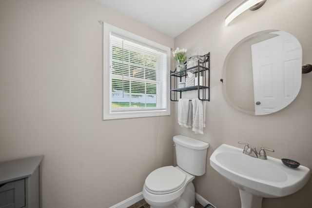 160 Heathrow Avenue, Manchester, NH 03104