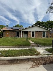 718 Edelweiss Drive, Grand Prairie, TX 75052