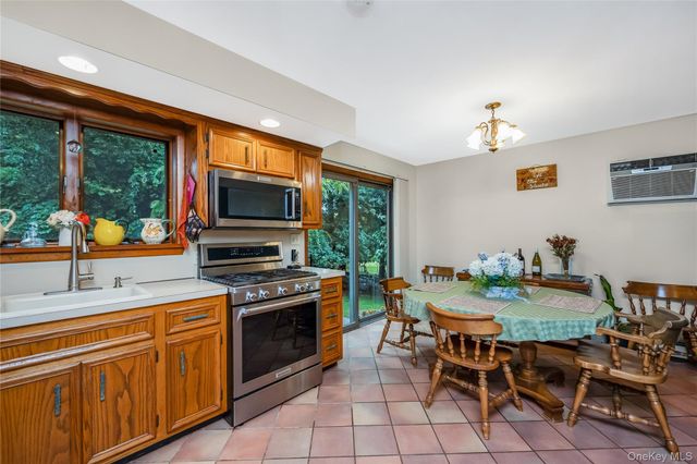 21 Sams Path, Rocky Point, NY 11778