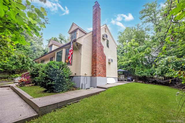21 Sams Path, Rocky Point, NY 11778