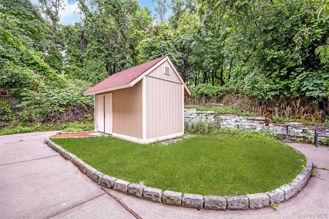 21 Sams Path, Rocky Point, NY 11778