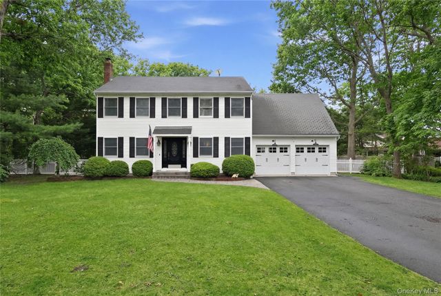 3 Hampton Drive, Center Moriches, NY 11934