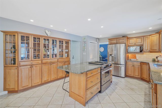 3 Hampton Drive, Center Moriches, NY 11934
