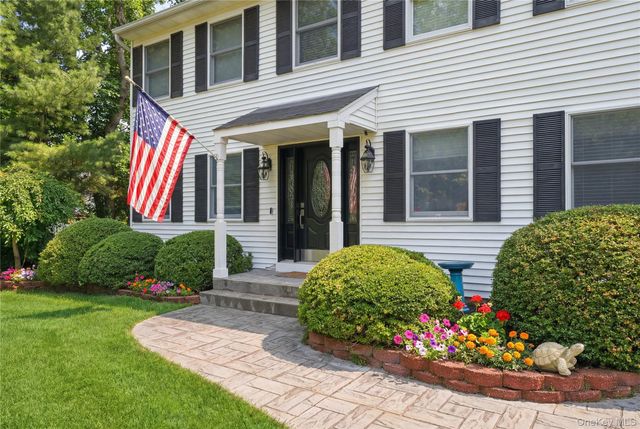 3 Hampton Drive, Center Moriches, NY 11934