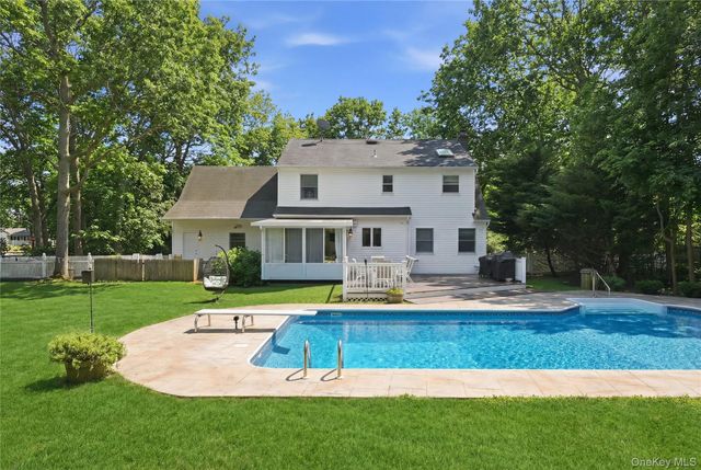 3 Hampton Drive, Center Moriches, NY 11934