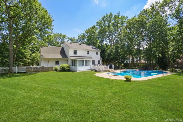 3 Hampton Drive, Center Moriches, NY 11934