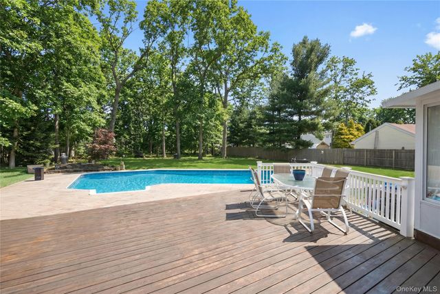 3 Hampton Drive, Center Moriches, NY 11934