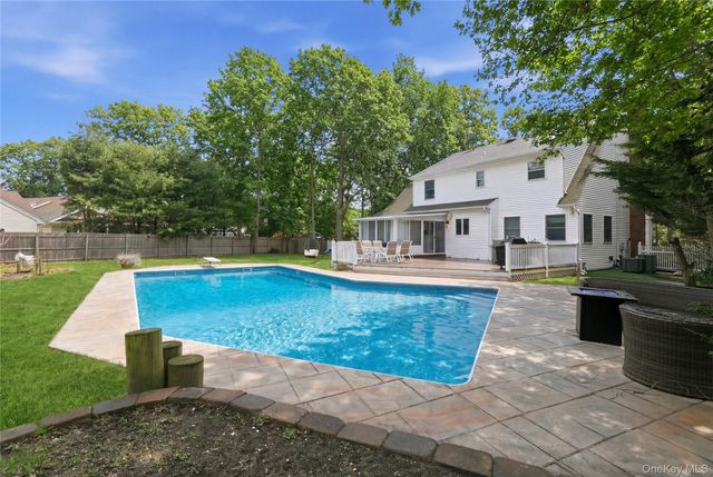3 Hampton Drive, Center Moriches, NY 11934