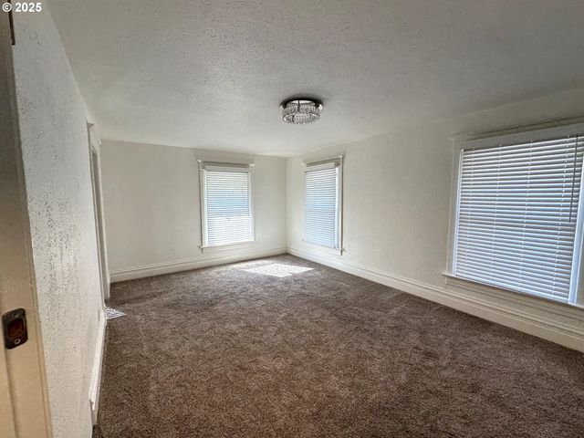 1258 Se PINE St, Roseburg, OR 97470