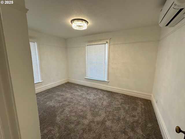 1258 Se PINE St, Roseburg, OR 97470