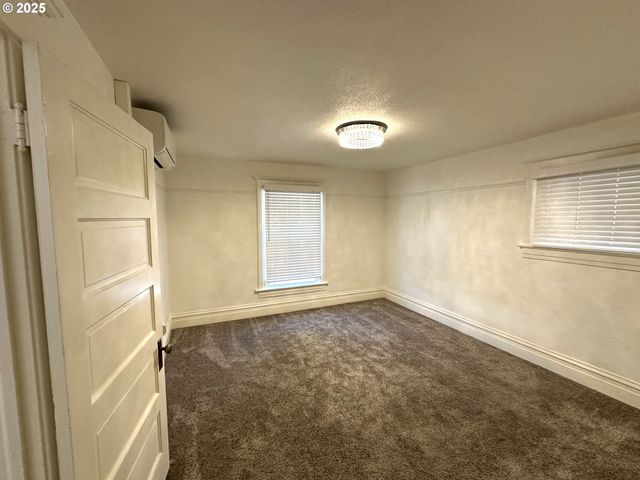 1258 Se PINE St, Roseburg, OR 97470