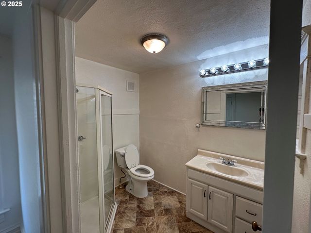 1258 Se PINE St, Roseburg, OR 97470