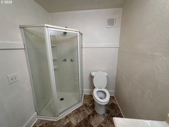1258 Se PINE St, Roseburg, OR 97470