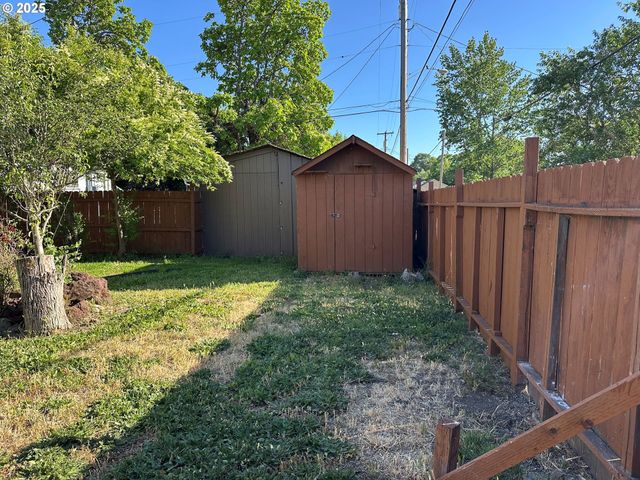 1258 Se PINE St, Roseburg, OR 97470