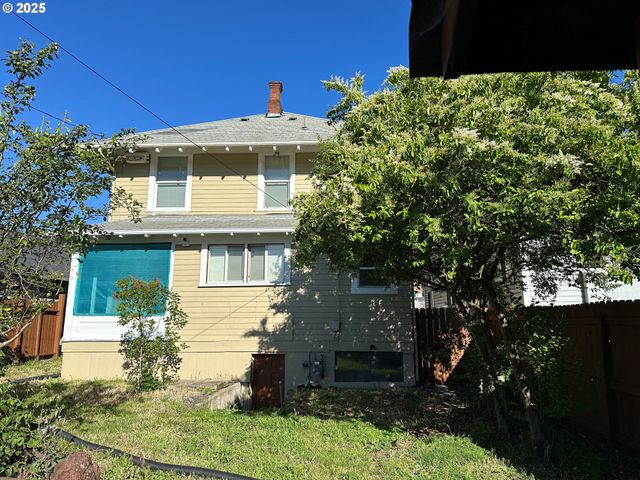 1258 Se PINE St, Roseburg, OR 97470