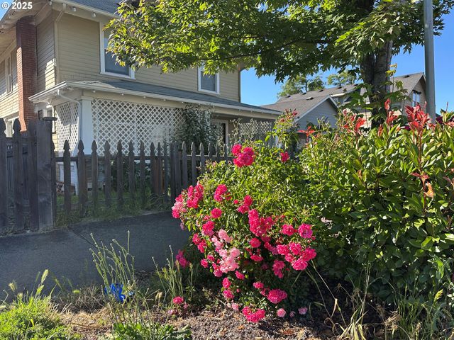 1258 Se PINE St, Roseburg, OR 97470