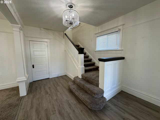 1258 Se PINE St, Roseburg, OR 97470