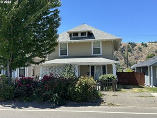 1258 Se PINE St, Roseburg, OR 97470
