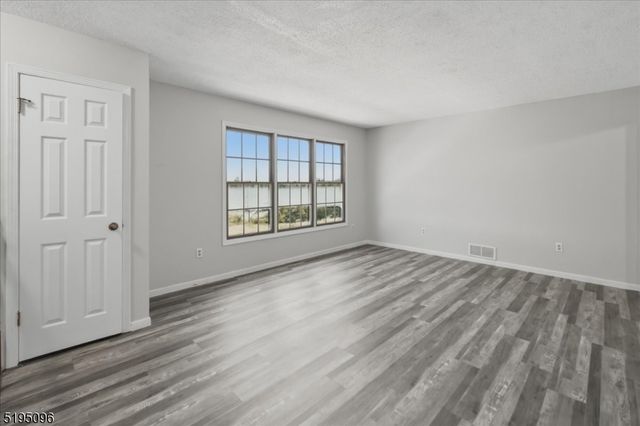 52 Burlington Ct 52, Hamburg Boro, NJ 07419