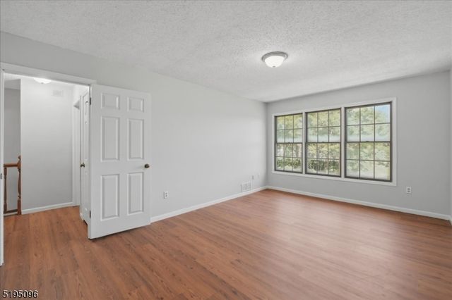 52 Burlington Ct 52, Hamburg Boro, NJ 07419