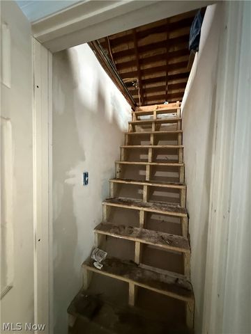 1068 Nela View Road, Cleveland Heights, OH 44112