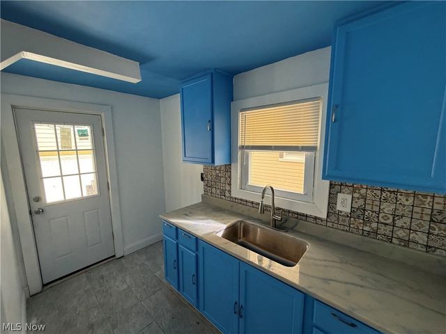 1068 Nela View Road, Cleveland Heights, OH 44112