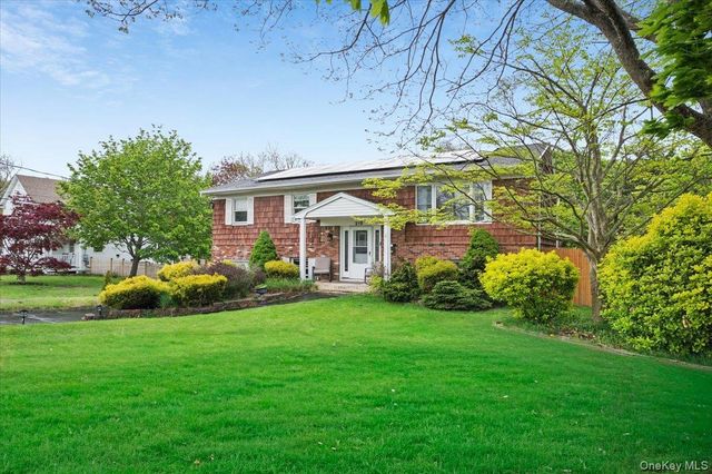 219 Kensington Avenue, Bayport, NY 11705