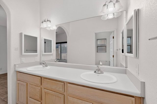 6524 Valentine, Santa Fe, NM 87507