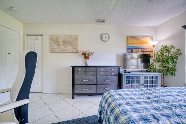 2824 Waters Edge Circle, Greenacres, FL 33413