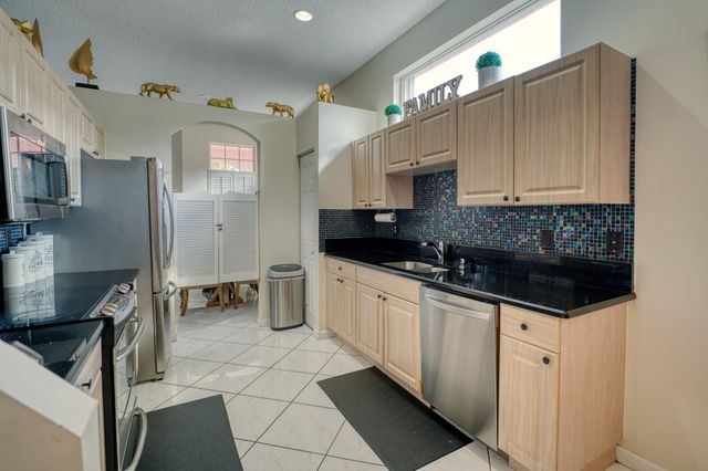 2824 Waters Edge Circle, Greenacres, FL 33413