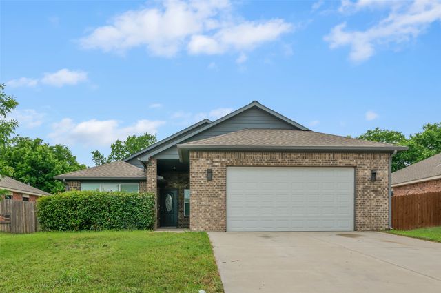 1100 Primrose Drive, Sanger, TX 76266
