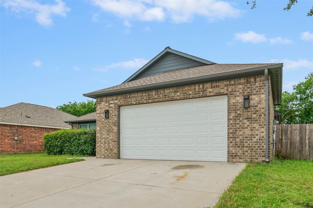 1100 Primrose Drive, Sanger, TX 76266