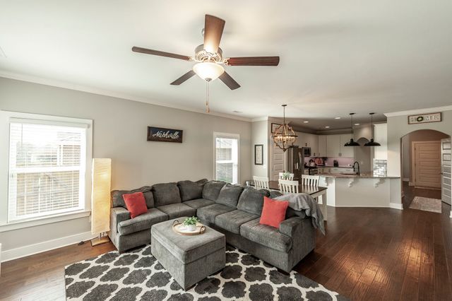 1037 Windemere Dr, Gallatin, TN 37066