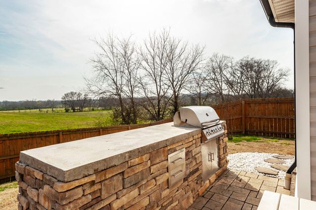 1037 Windemere Dr, Gallatin, TN 37066