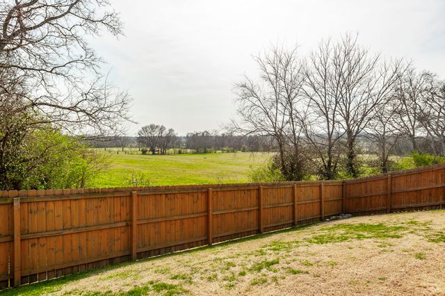 1037 Windemere Dr, Gallatin, TN 37066