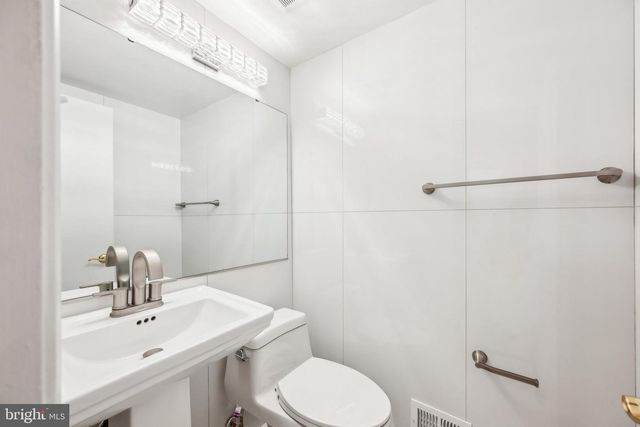 2827 ELLICOTT ST NW, Washington, DC 20008