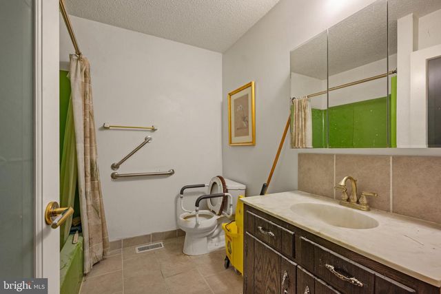 14 CAROL DR, Clementon, NJ 08021