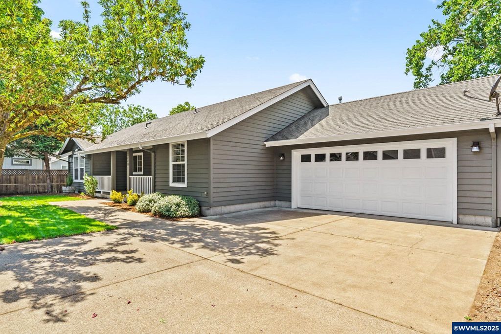 2449 Kalmia St, Eugene, OR 97404