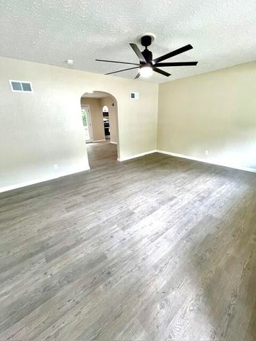1607 N Kentwood Avenue, Springfield, MO 65803