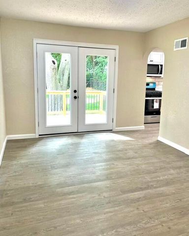 1607 N Kentwood Avenue, Springfield, MO 65803