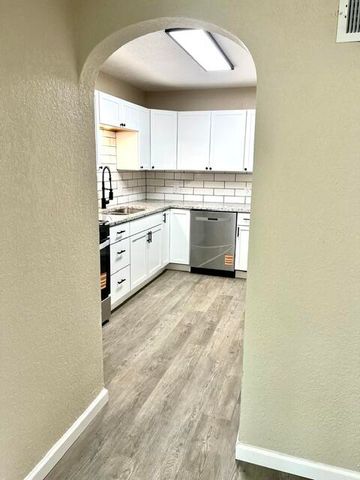 1607 N Kentwood Avenue, Springfield, MO 65803