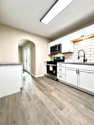 1607 N Kentwood Avenue, Springfield, MO 65803