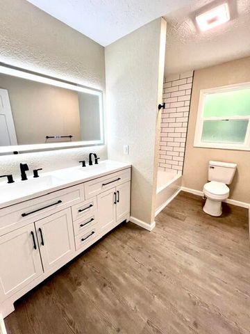 1607 N Kentwood Avenue, Springfield, MO 65803